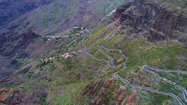 Vista aérea estrada sinuosa perto do desfiladeiro de Masca — Vídeo de Stock