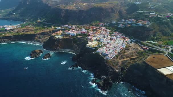 Vuelo sobre la orilla del mar en Tenerife — Vídeo de stock