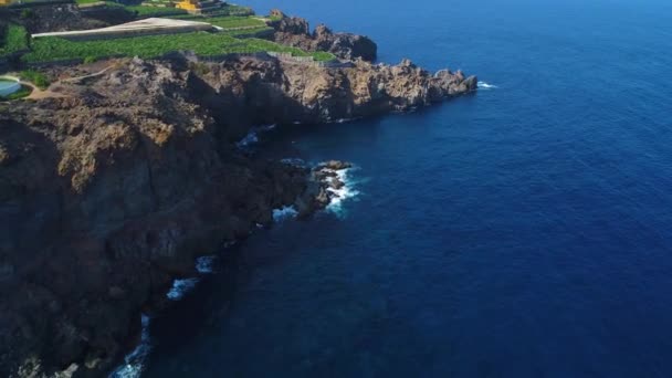 Vuelo sobre la orilla del mar en Tenerife — Vídeo de stock