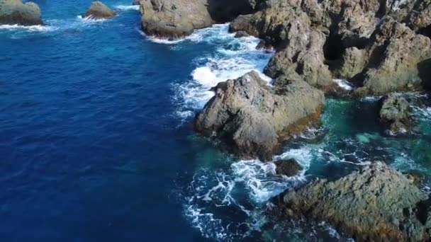 Vuelo sobre la orilla del mar en Tenerife — Vídeo de stock