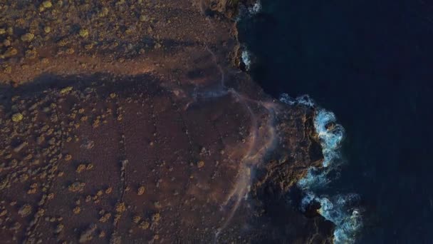 Blick von oben auf Wellen und Klippen — Stockvideo