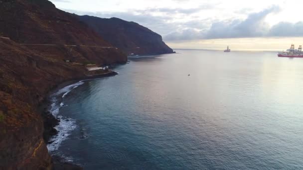 Політ над берегом моря на сході сонця — стокове відео