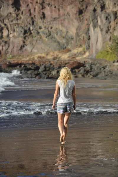 Visão Traseira Mulher Andando Praia Areia — Fotografia de Stock