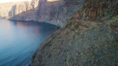 Los gigantes Dağların üzerinden uçuş
