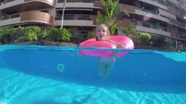 Menina nadando na piscina — Vídeo de Stock