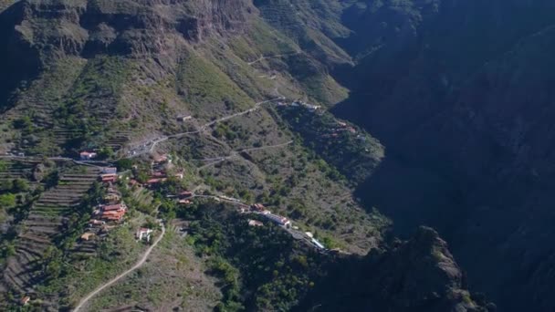 Vol de drone au-dessus de hautes montagnes — Video
