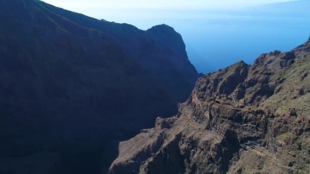 Беспилотник над высокими горами — стоковое видео