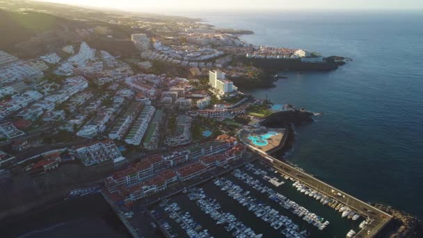 Voo sobre a cidade de Los Gigantes em Tenerife — Vídeo de Stock