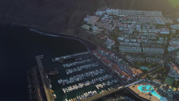 Lot nad miastem Los Gigantes w Tenerife — Wideo stockowe