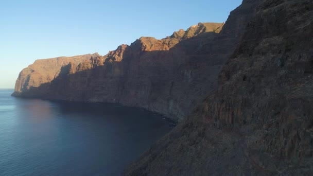 Vlucht over Los gigantes bergen — Stockvideo