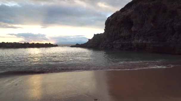 Walking along the beach — Stock Video