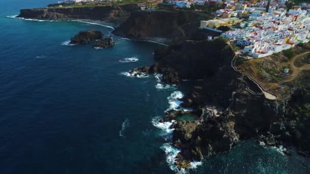 Vuelo sobre la orilla del mar en Tenerife — Vídeo de stock