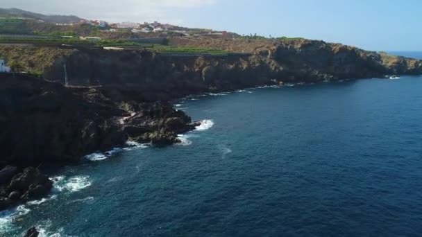 Vuelo sobre la orilla del mar en Tenerife — Vídeo de stock