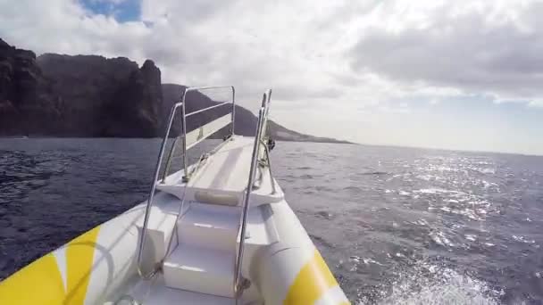 Barco de velocidad va rápido por la orilla — Vídeo de stock