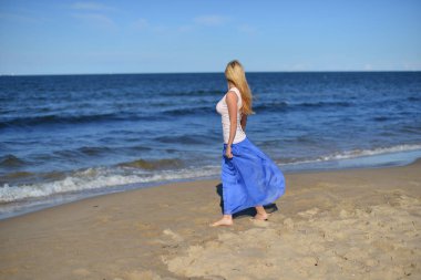 Yürüyen genç kadın