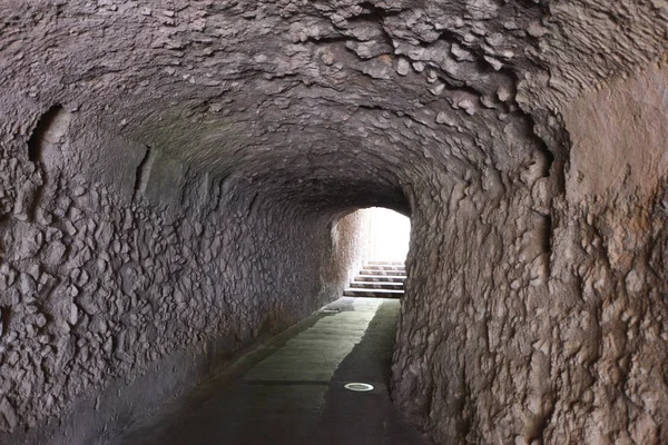 Túnel com paredes feitas de pedra — Fotografia de Stock