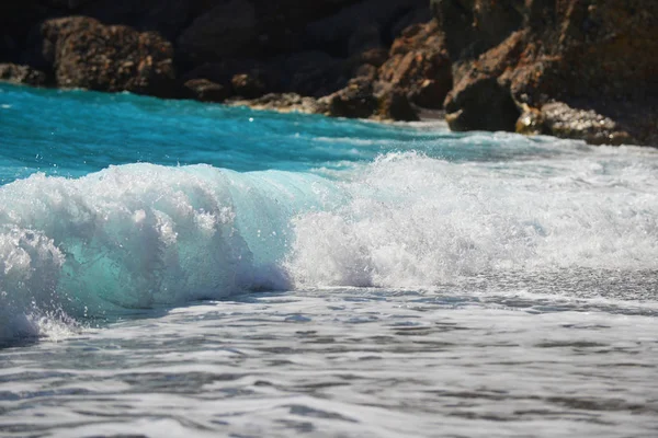 Foam  waves splashing  at stones — Stock Photo, Image