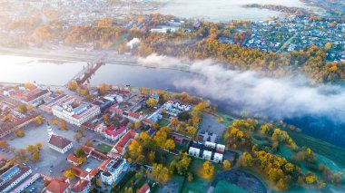  eski şehir Nehri yakınında çatılar