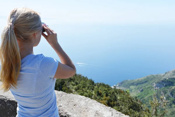 Femme au sommet de la montagne — Photo