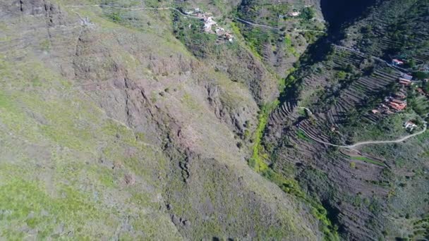 Drone vlucht over hoge bergen — Stockvideo