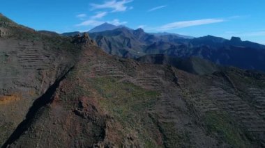 drone uçuş yüksek dağlar üzerinde