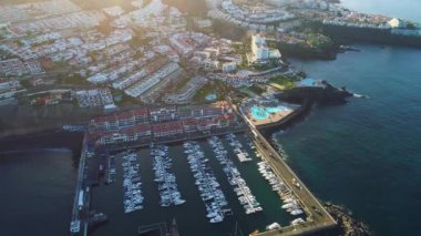 Tenerife şehir Los Gigantes üzerinde uçuş