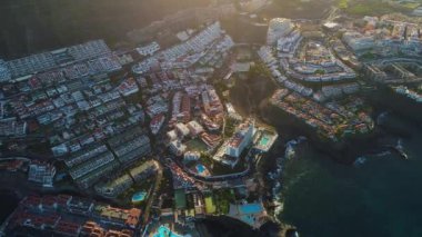 Tenerife şehir Los Gigantes üzerinde uçuş