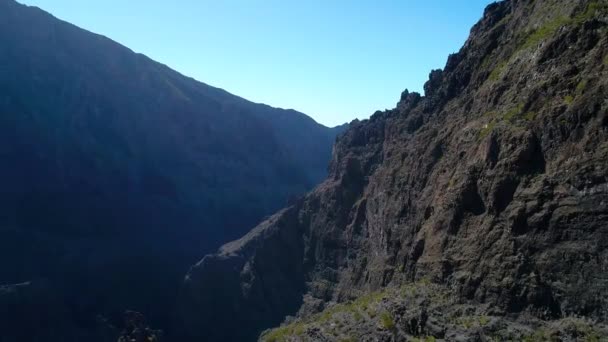 Voo de drone sobre altas montanhas — Vídeo de Stock