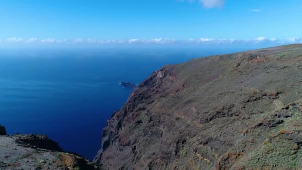 Vuelo de drones sobre altas montañas — Vídeo de stock