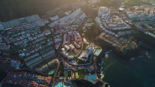 Vuelo sobre la ciudad de Los Gigantes en Tenerife — Vídeo de stock