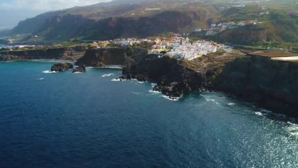 Vuelo sobre la orilla del mar en Tenerife — Vídeo de stock