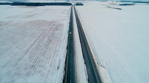 Voo sobre estrada nos campos de inverno — Vídeo de Stock