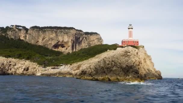 Schip reis rond Capri eiland vuurtoren — Stockvideo