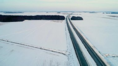 Kış alanlarındaki yol üzerinde uçuş