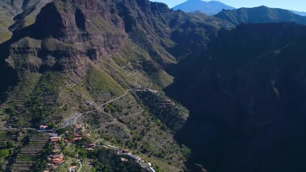 Drone vlucht over hoge bergen — Stockvideo