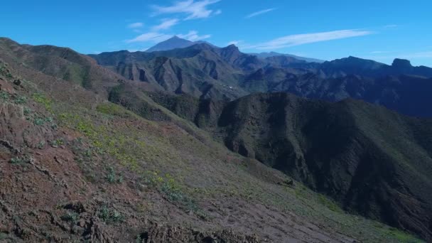 Drone flygning över höga berg — Stockvideo