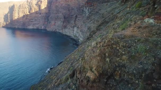 Vuelo sobre las montañas de Los gigantes — Vídeo de stock