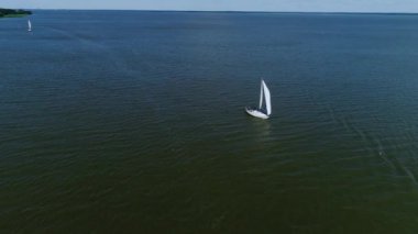 Deniz sahilinde teknenin havadan görünümü