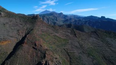 drone uçuş yüksek dağlar üzerinde