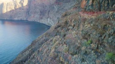 Los gigantes Dağların üzerinden uçuş