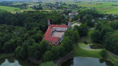 Yeşil orman eski kale üzerinde uçuş