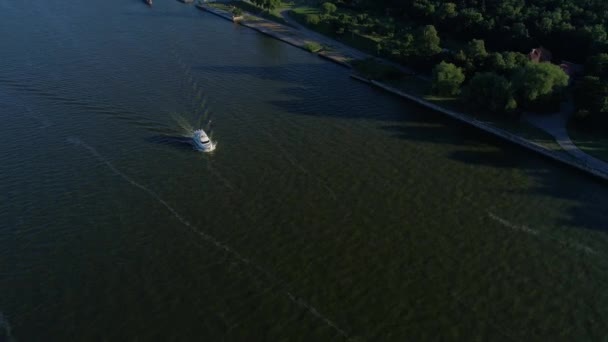 Воздушный вид лодки на берегу моря — стоковое видео