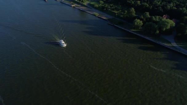 Vista aerea della barca sulla riva del mare — Video Stock