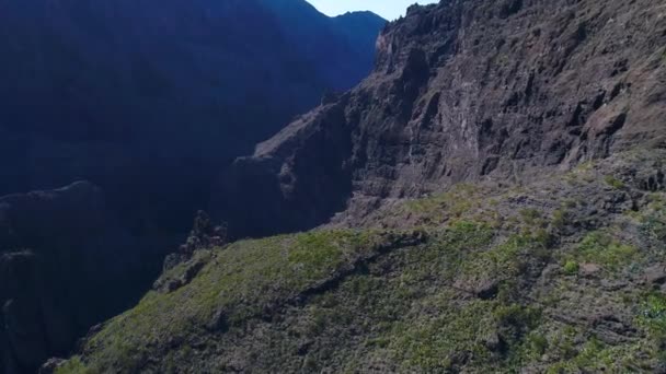 Беспилотник над высокими горами — стоковое видео