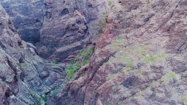 Tiefe Schlucht in den Bergen am Beton — Stockvideo