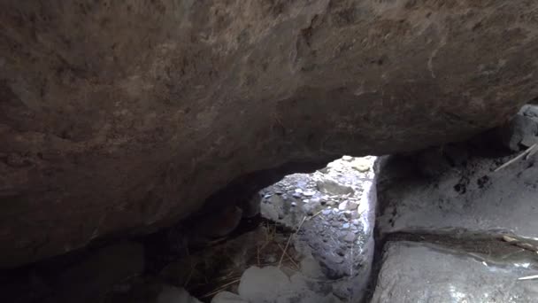 Поход в глубокое ущелье — стоковое видео