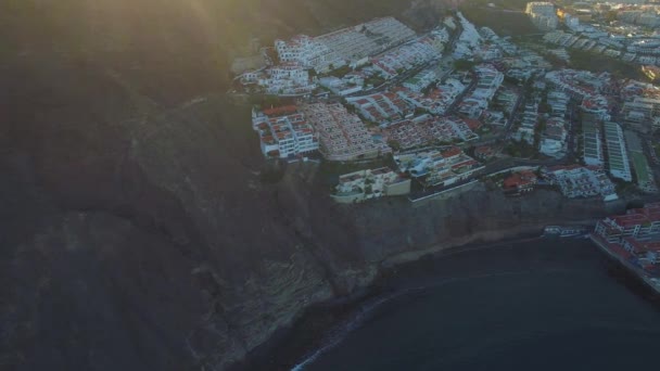 Vlucht over Los Gigantes stad in Tenerife — Stockvideo