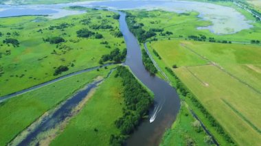 Nehirde çayırlar üzerinde uçuş