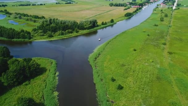 Vuelo sobre el río en los prados — Vídeos de Stock