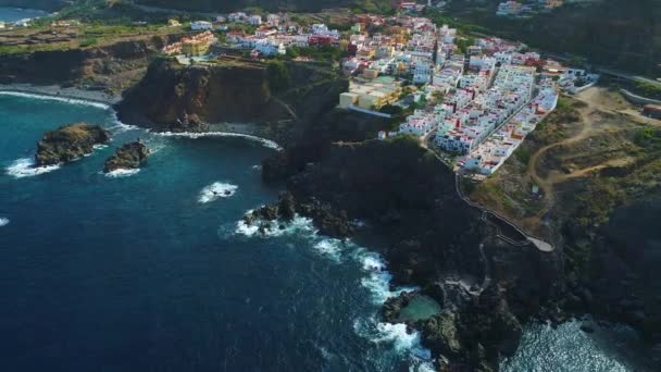 Vuelo sobre la orilla del mar en Tenerife — Vídeos de Stock